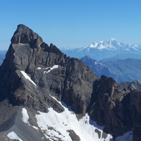 L'impressionnante aiguille meridionale d'Arves vue du sommet.