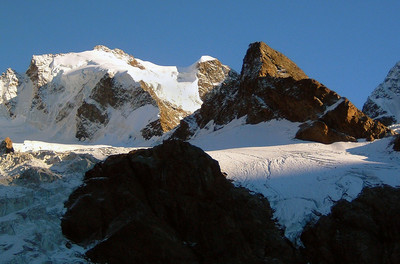 Piz Umur; luci del tramonto su Scerscen e Umur, dai pressi della Tschierva. Piz Umur; luci del tramonto su Scerscen e Umur, dai pressi della Tschierva.