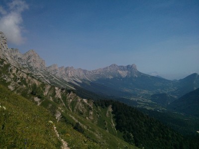 Enfilade de la barrière est du Vercors. Au loin les Moucherolles et une des soeurs