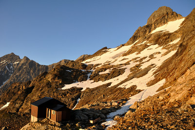 Annexe de la cabane, à droite les pentes menant au Dossen