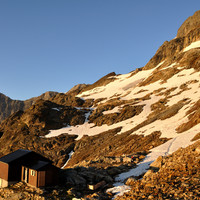 Annexe de la cabane, à droite les pentes menant au Dossen