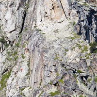 Raisin d'Ours:le profil de la voie (grimpeurs dans L3 et à R3)