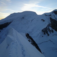 sommet de l'aiguille de bionnassay. regard vers le dôme du gouter