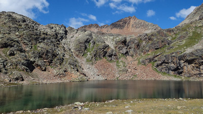 Lac de Lussert du milieu - Pointe Rouge d'Emilius en arrière plan Lac de Lussert du milieu - Pointe Rouge d'Emilius en arrière plan