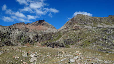 Col des Laures - Pointe des Laures à gauche - Monts des Laures à droite