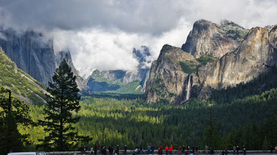 La classique "Tunnel View" de la vallée, El Capitan à gauche (dans les nuages), le groupe des Cathédrales et Leaning Tower à droite. La classique "Tunnel View" de la vallée, El Capitan à gauche (dans les nuages), le groupe des Cathédrales et Leaning Tower à droite.
