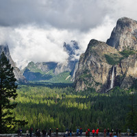 La classique "Tunnel View" de la vallée, El Capitan à gauche (dans les nuages), le groupe des Cathédrales et Leaning Tower à droite.
