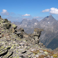 Piz Sursassa: ometto di vetta. Sulla destra il Piz Linard