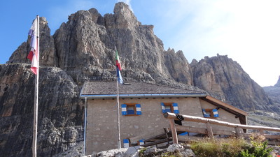 Refuge de Tuckett devant le Castelletto Inferiore