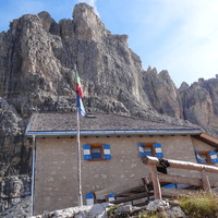 Refuge de Tuckett devant le Castelletto Inferiore