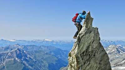 Sur la descente de l'arête nord du Zinalrothorn Sur la descente de l'arête nord du Zinalrothorn