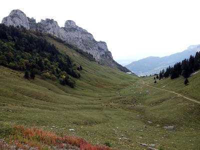 Les dents de Lanfon et les chalets d'alpage de Aulp Riant dessous Les dents de Lanfon et les chalets d'alpage de Aulp Riant dessous