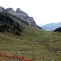 Les dents de Lanfon et les chalets d'alpage de Aulp Riant dessous