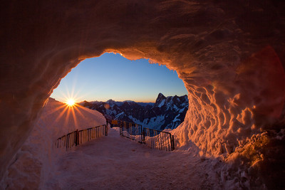 Lever de soleil au départ de l'arête de l'aiguille du midi Lever de soleil au départ de l'arête de l'aiguille du midi