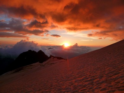 lever de soleil entre bandes de brume au-dessus de l'Aigle lever de soleil entre bandes de brume au-dessus de l'Aigle