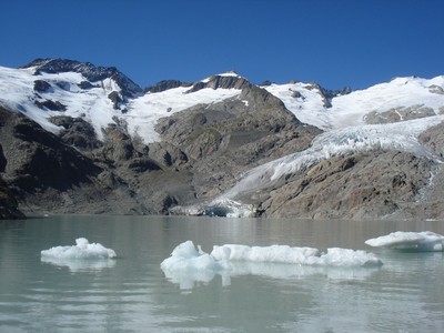 mini- iceberg sur le lac du Gauligletscher mini- iceberg sur le lac du Gauligletscher