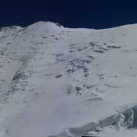 Environ 5800m, à droite, juste derrière la bosse, le dernier camp à 6200m