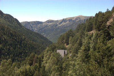 El refugi de Vallferrera amb el cap de Montarenyo al fons El refugi de Vallferrera amb el cap de Montarenyo al fons