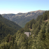 El refugi de Vallferrera amb el cap de Montarenyo al fons