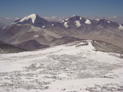 Le Nevado Tres Cruces, vu depuis le cratère de l'Ojos del Salado vers 6800 m (Chili) Le Nevado Tres Cruces, vu depuis le cratère de l'Ojos del Salado vers 6800 m (Chili)