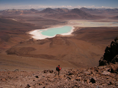 Laguna Verde, en descendant du Licancabur (Bolivie) Laguna Verde, en descendant du Licancabur (Bolivie)