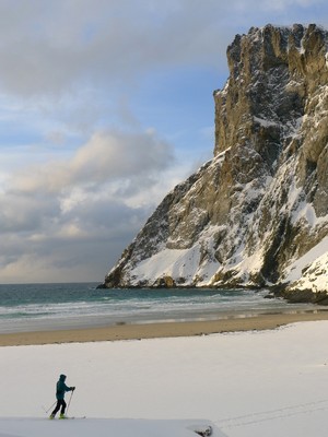 Falaise ouest de Ryten depuis la plage de Kvalvika (Lofoten, Norvège) Falaise ouest de Ryten depuis la plage de Kvalvika (Lofoten, Norvège)