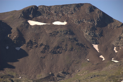 El pic de Sanfonts amb el refugi de Baiau a sota