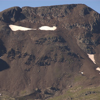 El pic de Sanfonts amb el refugi de Baiau a sota