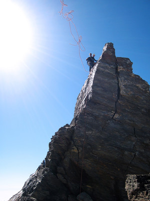 Rappel sur l'arrête sud du Lagginhorn Rappel sur l'arrête sud du Lagginhorn