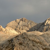 Triglav et refuge de Planika vus de la cabane Vodnikov
