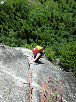 Lucile dans Kundalini (L3) - Val di Mello Lucile dans Kundalini (L3) - Val di Mello
