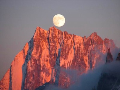les Jorasses jouent au ballon avec la Lune les Jorasses jouent au ballon avec la Lune