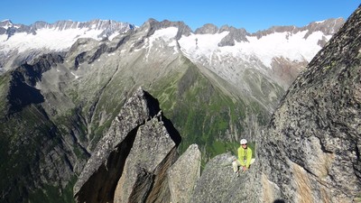 Clara à califourchon sur l'arête W du Salbitschijen... efficace ! Clara à califourchon sur l'arête W du Salbitschijen... efficace !