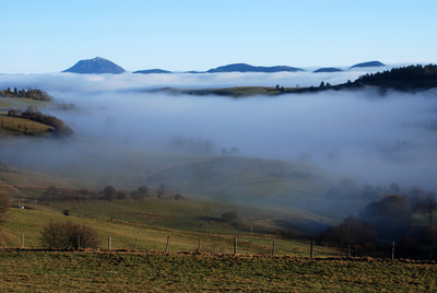 vue sur le Puy de dôme depuis Douharesse-haut vue sur le Puy de dôme depuis Douharesse-haut