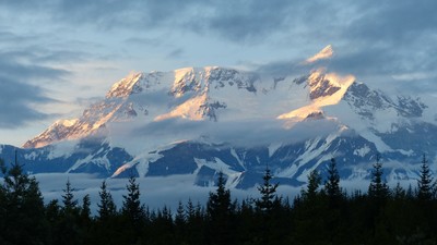 Omnipresence du Mont St Elias Omnipresence du Mont St Elias