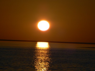 Levé de soleil sur le lac salé en Tunisie Levé de soleil sur le lac salé en Tunisie