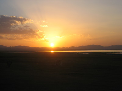 Coucher de soleil sur le lac Song Kul Coucher de soleil sur le lac Song Kul