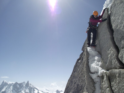 Dans l'arrête des Cosmiques, avec vue sur la dent du Géant Dans l'arrête des Cosmiques, avec vue sur la dent du Géant