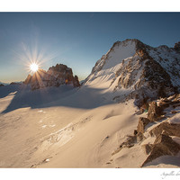 lever de soleil derrière les aiguilles dorées