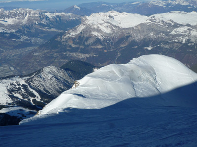Goûter: vue du Dôme sur l'Aiguille et les refuges Goûter: vue du Dôme sur l'Aiguille et les refuges