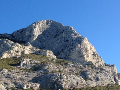 Le Baou Cézanne avec l'arête d'Aix à droite