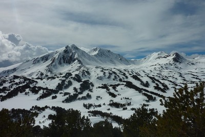 Cirque des Camporells avec le pic du mème nom qui ferme le cirque à droite Cirque des Camporells avec le pic du mème nom qui ferme le cirque à droite