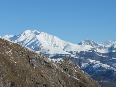 il dosso bello, con l'evidente itinerario di salita il dosso bello, con l'evidente itinerario di salita