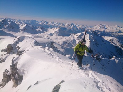Angèle arrive au sommet du Roc d'Orzival avant de plonger dans le couloir NE Angèle arrive au sommet du Roc d'Orzival avant de plonger dans le couloir NE