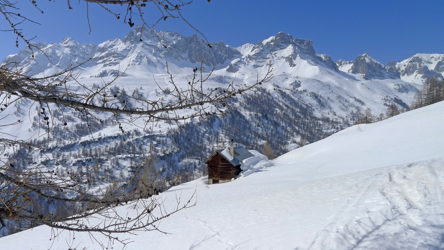 remontée sur le refuge de rocou avec le queyrellin en face