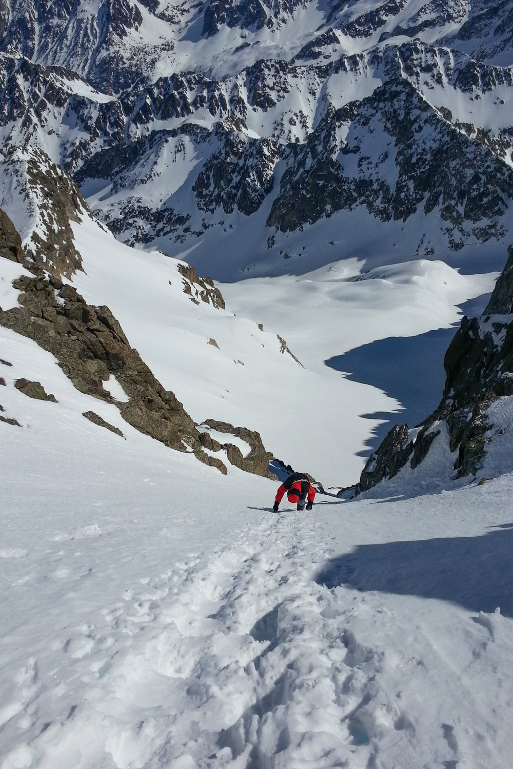 Descente du couloir de las Neous