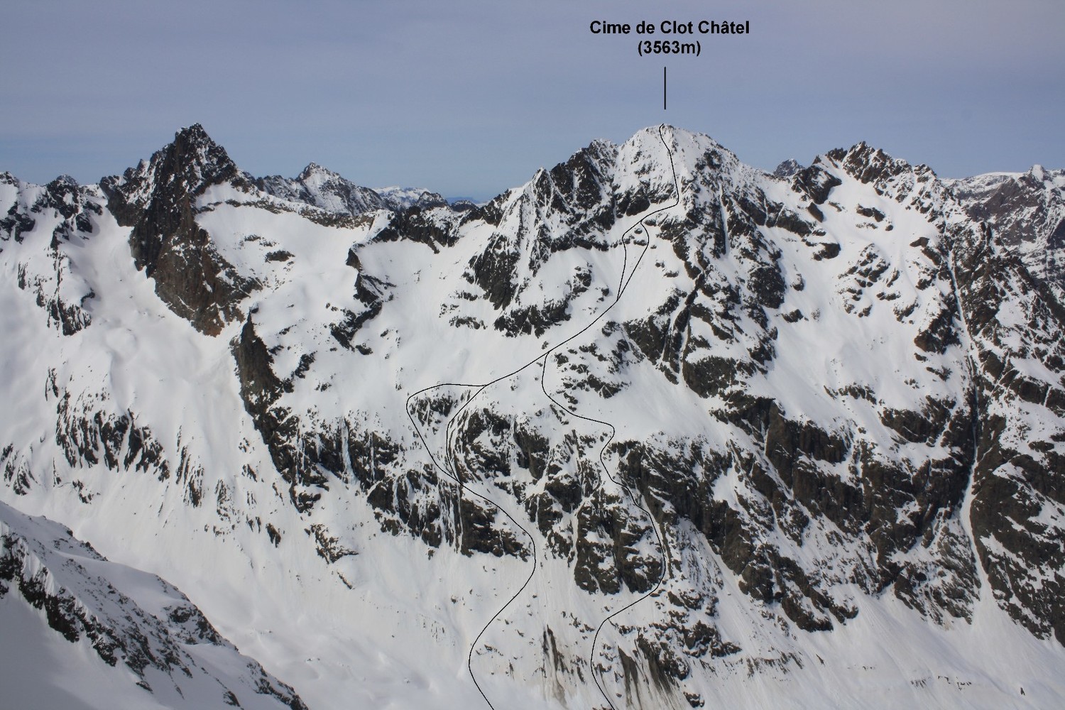 La face SE de la Cime de Clot Châtel et les différents itinéraires d'accès
