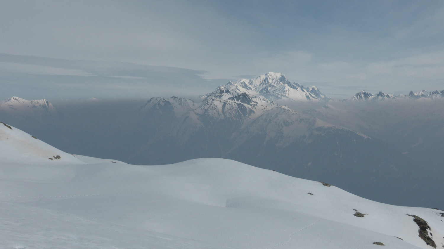 Mont Blanc qui émerge de la pollution