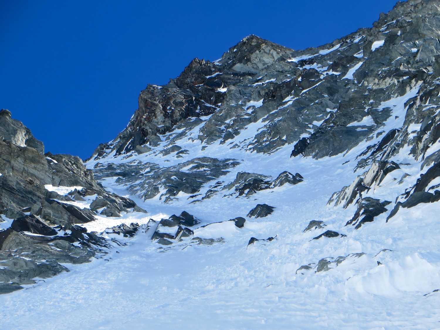 Peu de neige dans la branche de droite