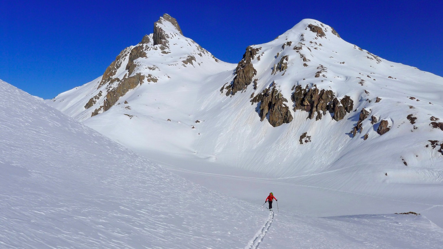on s'éloigne du lac rond pour gagner le pied de la combe N
